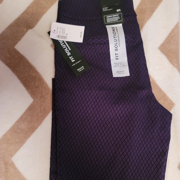 Beautiful, a must-see. Purple pants with a thin line of black. Fake pockets... - Picture 2 of 4
